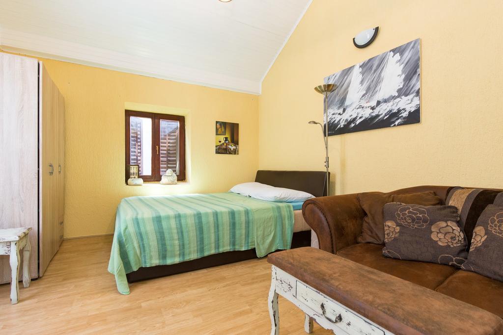 Yvonne Appartement Krk Town Buitenkant foto